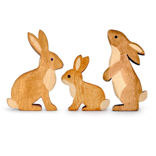 Handgefertigtes Holzspielzeug Set Feldhasen-Familie mit Weibchen, Rammler und Hasenbaby von Allgäuer Holztiere, auf weißem Hintergrund, aus bayerischem Ahornholz gefertigt, braun mit pflanzlichen Farben bemalt, nachhaltig im Allgäu produziert und für Kinder ab 3 Jahren geeignet.