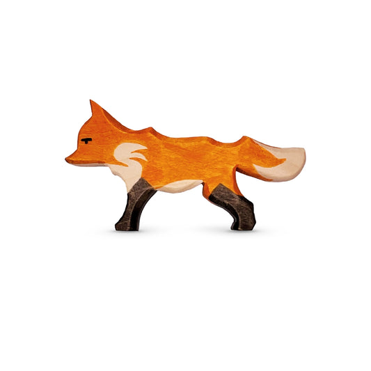 Handgefertigtes Holzspielzeug Fuchs Fähe rot von Allgäuer Holztiere, orange und rot  bemalt mit pflanzlichen Farben, stehend auf weißem Hintergrund, aus bayerischem Ahornholz gefertigt, nachhaltig produziert im Allgäu und für Kinder ab 3 Jahren geeignet.