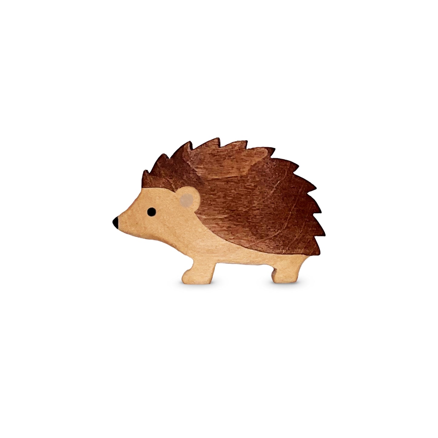Handgefertigtes Holzspielzeug Igel Weibchen von Allgäuer Holztiere, braun und grau bemalt mit pflanzlichen Farben, stehend auf weißem Hintergrund, aus bayerischem Ahornholz gefertigt, nachhaltig produziert im Allgäu und für Kinder ab 3 Jahren geeignet.