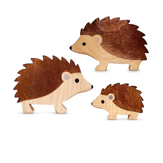 Handgefertigtes Holzspielzeug Set Igelfamilie mit Weibchen, Männchen und Igelbaby stehend von Allgäuer Holztiere, auf weißem Hintergrund, aus bayerischem Ahornholz gefertigt, in Brauntönen und Grau mit pflanzlichen Farben bemalt, nachhaltig im Allgäu produziert und für Kinder ab 3 Jahren geeignet.