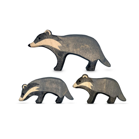 Handgefertigtes Holzspielzeug Set Dachsfamilie mit Dachsfähe und zwei Dachbabys stehend und schnüffelnd von Allgäuer Holztiere, auf weißem Hintergrund, aus bayerischem Ahornholz gefertigt, in Grautönen und Schwarz mit pflanzlichen Farben bemalt, nachhaltig im Allgäu produziert und für Kinder ab 3 Jahren geeignet.