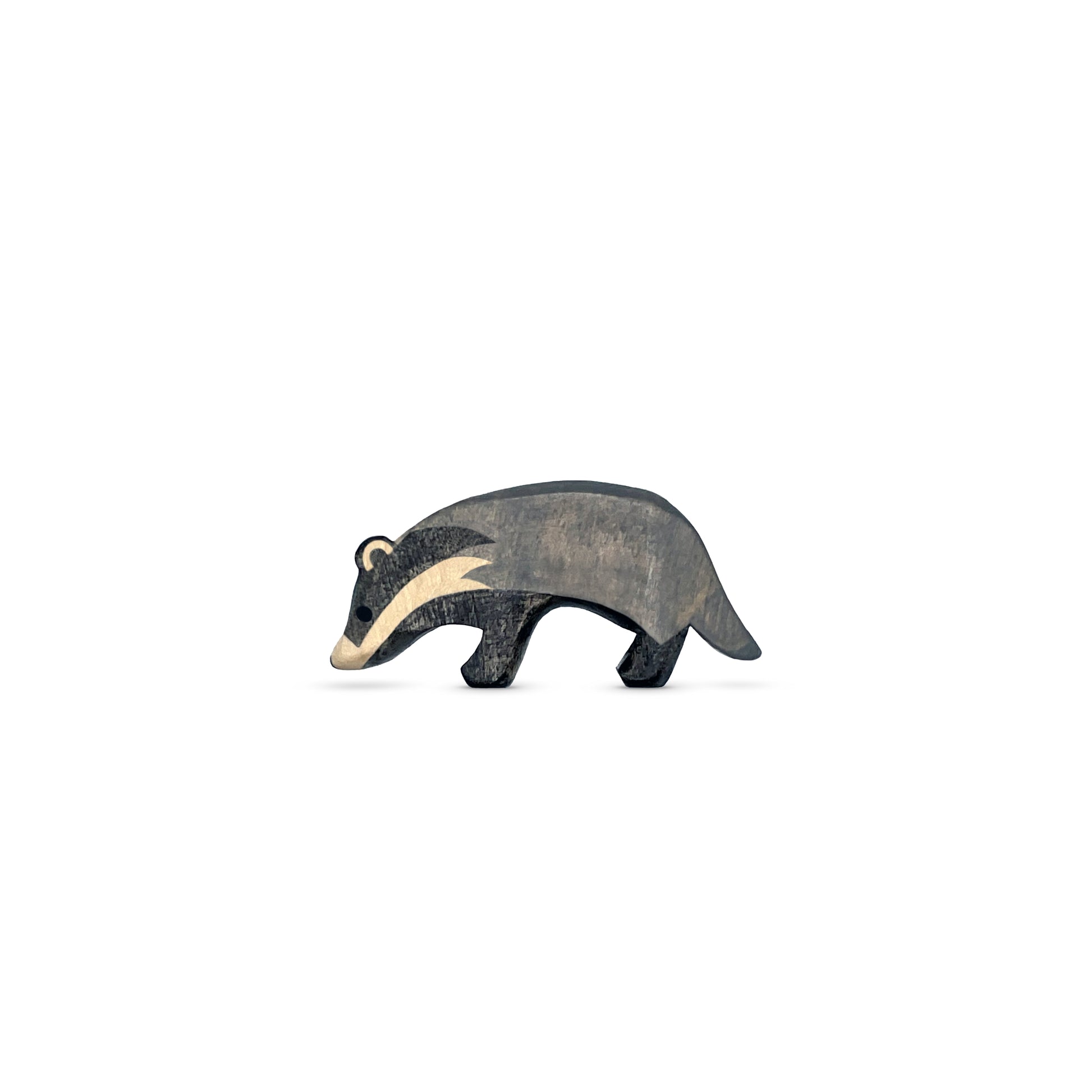 Handgefertigtes Holzspielzeug Dachs-Baby grau schnüffelnd von Allgäuer Holztiere, auf weißem Hintergrund, aus bayerischem Ahornholz gefertigt, in Grautönen und Schwarz mit pflanzlichen Farben bemalt, nachhaltig im Allgäu produziert und für Kinder ab 3 Jahren geeignet.