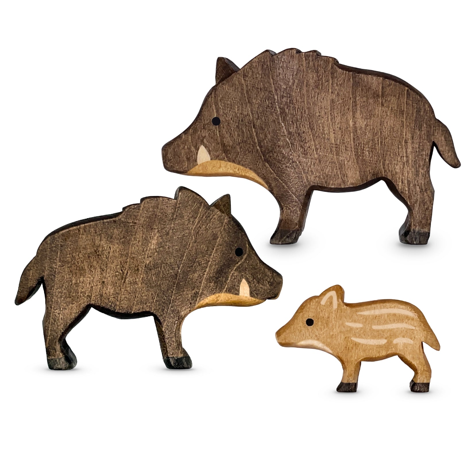 Handgefertigtes Holzspielzeug Set Wildschwein-Familie mit Keiler, Bache und Frischling von Allgäuer Holztiere, auf weißem Hintergrund, aus bayerischem Ahornholz gefertigt. Braun, hellbraun und schwarz mit pflanzlichen Farben bemalt, nachhaltig im Allgäu produziert und für Kinder ab 3 Jahren geeignet.