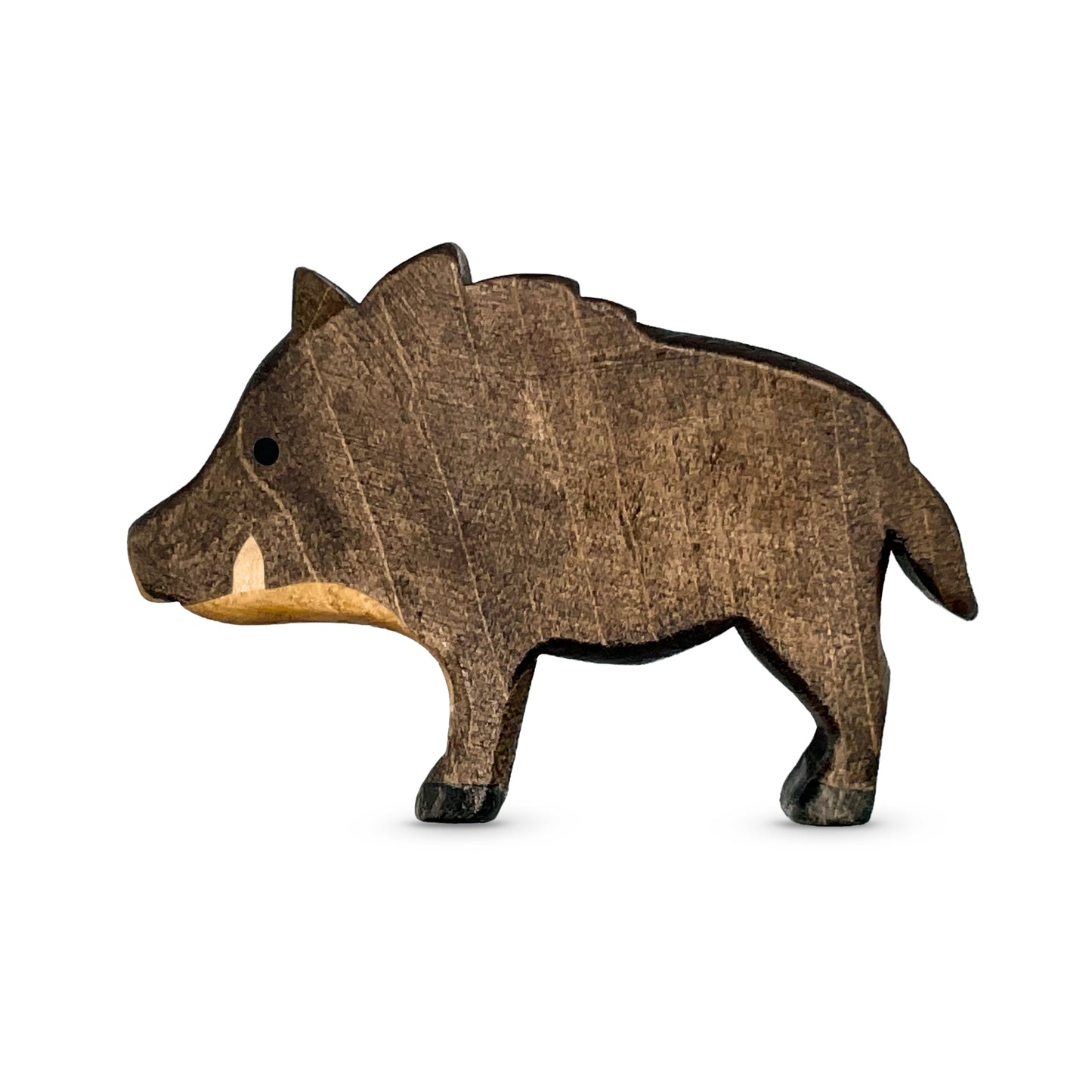 Handgefertigtes Holzspielzeug Wildschwein Bache stehend von Allgäuer Holztiere, auf weißem Hintergrund, aus bayerischem Ahornholz gefertigt, mit pflanzlichen Farben schwarz-braun, hellbraun und schwarz bemalt, nachhaltig im Allgäu produziert und für Kinder ab 3 Jahren geeignet.