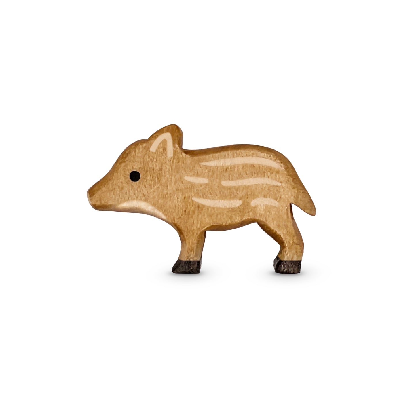 Handgefertigtes Holzspielzeug Wildschwein Frischling stehend von Allgäuer Holztiere, auf weißem Hintergrund, aus bayerischem Ahornholz gefertigt, mit pflanzlichen Farben hellbraun und schwarz bemalt, nachhaltig im Allgäu produziert und für Kinder ab 3 Jahren geeignet.