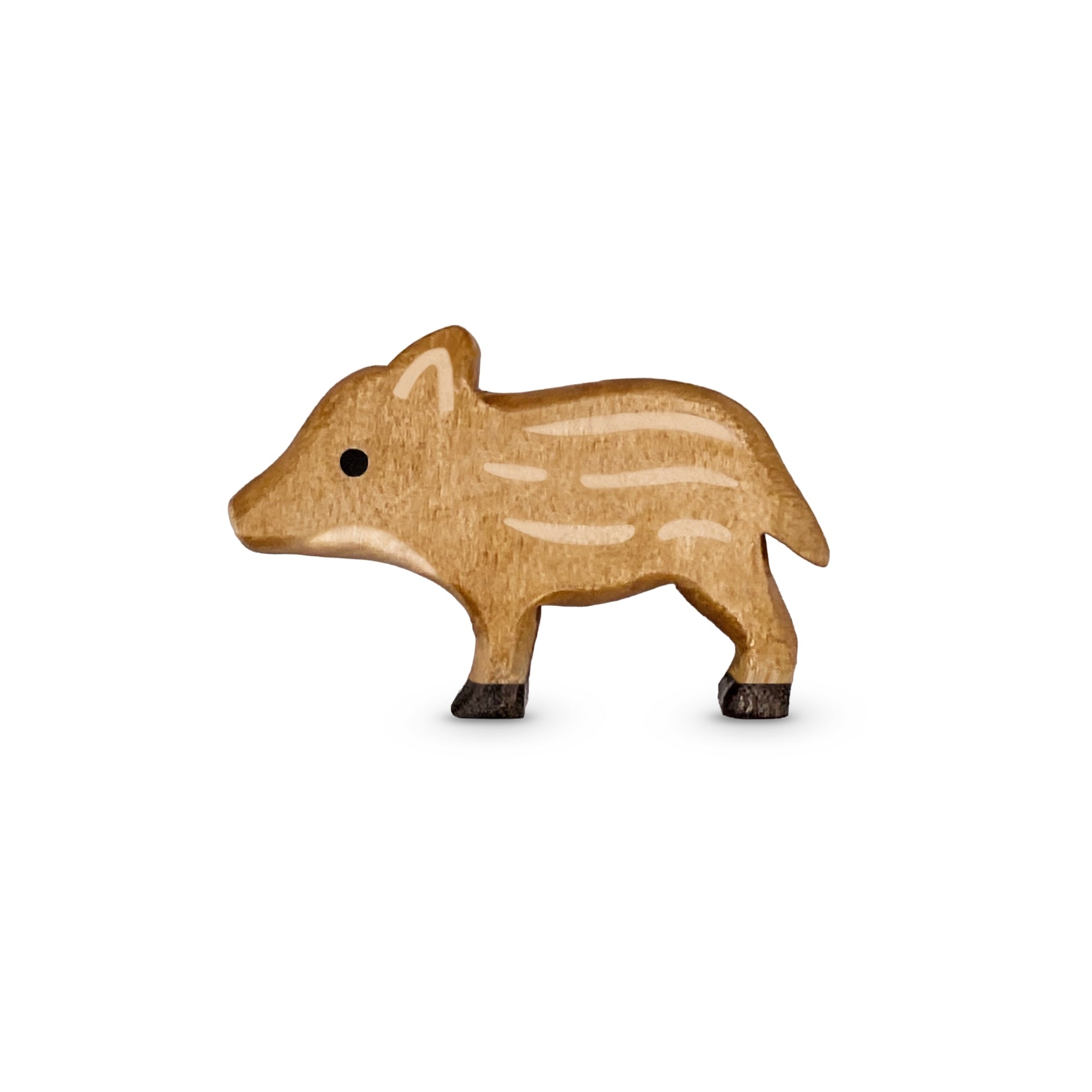 Handgefertigtes Holzspielzeug Wildschwein Frischling stehend von Allgäuer Holztiere, auf weißem Hintergrund, aus bayerischem Ahornholz gefertigt, mit pflanzlichen Farben hellbraun und schwarz bemalt, nachhaltig im Allgäu produziert und für Kinder ab 3 Jahren geeignet.