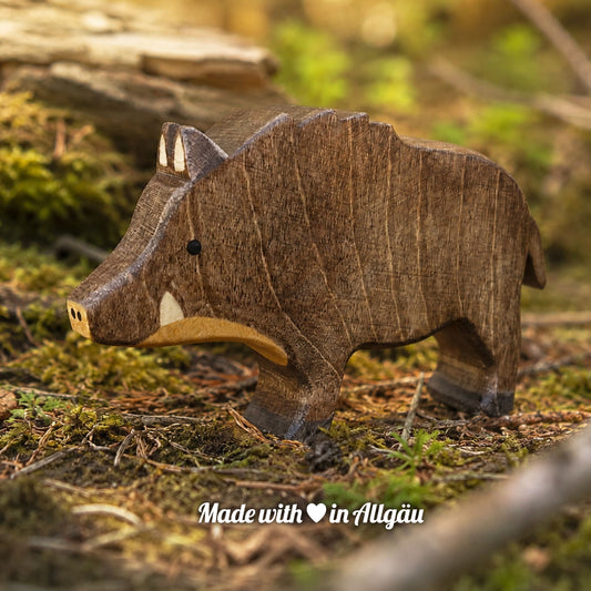 Wildschwein Keiler schwarz-braun stehend