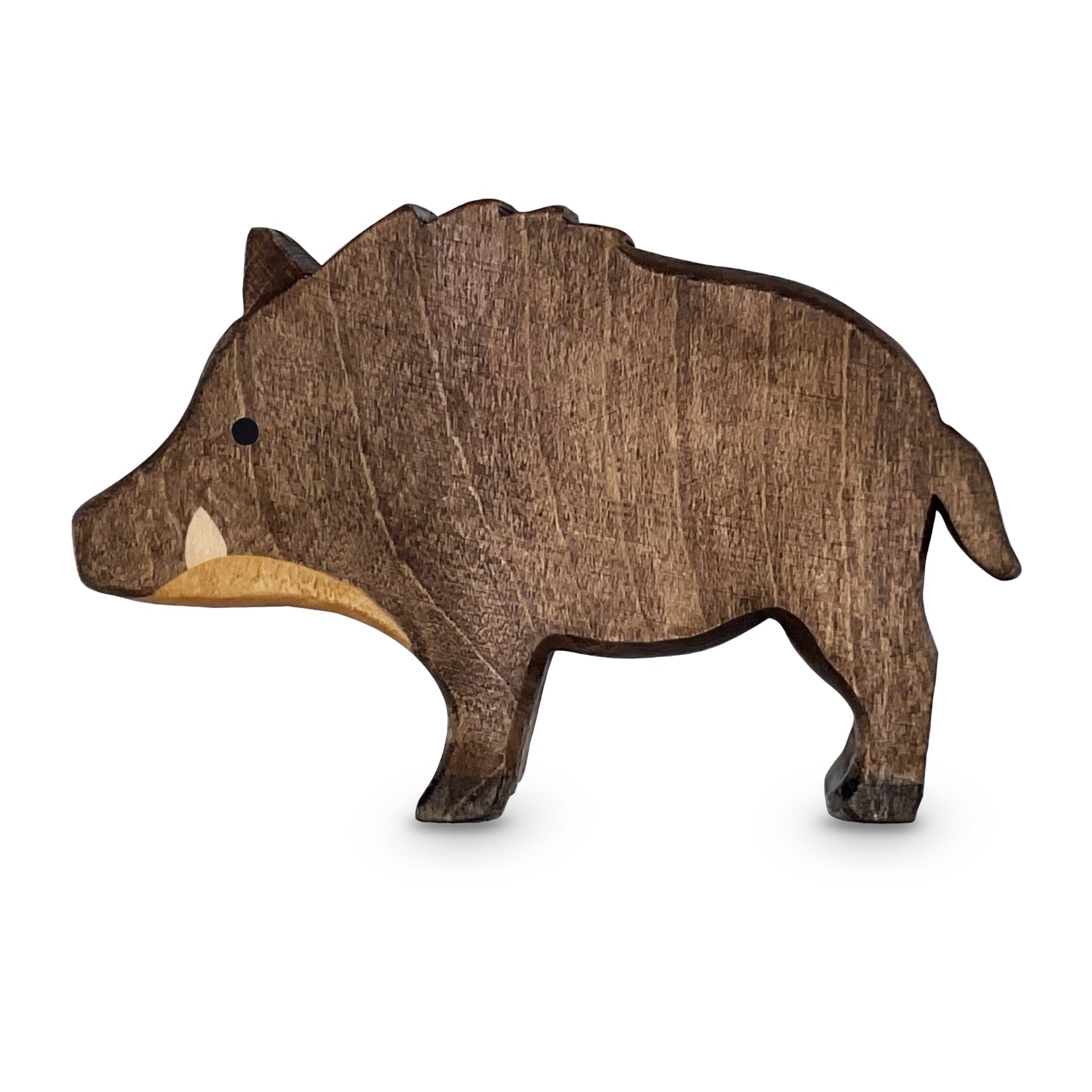 Handgefertigtes Holzspielzeug Wildschwein Keiler stehend von Allgäuer Holztiere, auf weißem Hintergrund, aus bayerischem Ahornholz gefertigt, mit pflanzlichen Farben schwarz-braun, hellbraun und schwarz bemalt, nachhaltig im Allgäu produziert und für Kinder ab 3 Jahren geeignet.