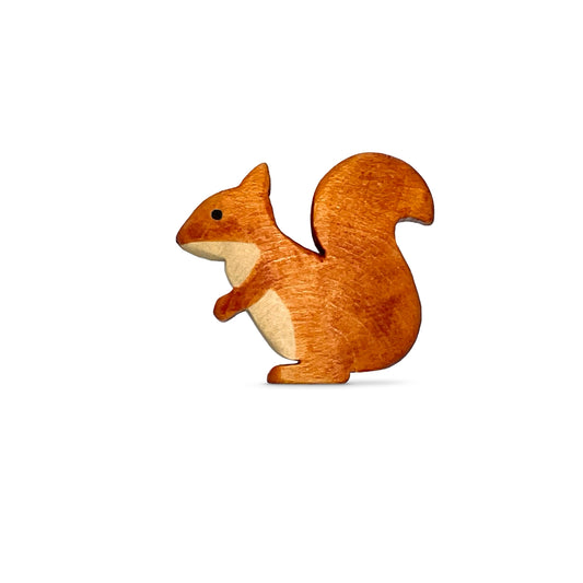 Handgefertigtes Holzspielzeug Eichhörnchen weiblich von Allgäuer Holztiere, braun bemalt mit pflanzlichen Farben, sitzend auf weißem Hintergrund, aus bayerischem Ahornholz gefertigt, nachhaltig produziert im Allgäu und für Kinder ab 3 Jahren geeignet.