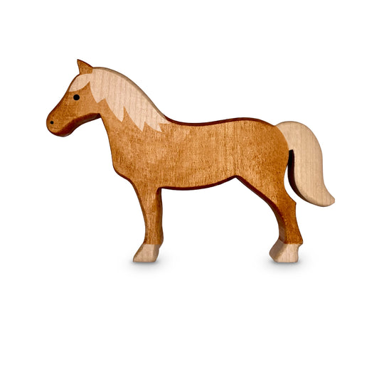 Handgefertigtes Holzspielzeug Pferd Haflinger Stute stehend von Allgäuer Holztiere, auf weißem Hintergrund, aus bayerischem Ahornholz gefertigt, mit pflanzlichen Farben rot-braun bemalt, nachhaltig im Allgäu produziert und für Kinder ab 3 Jahren geeignet.