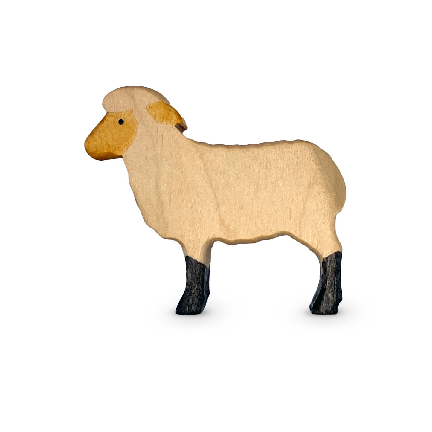Handgefertigtes Holzspielzeug Schaf Aue weiß von Allgäuer Holztiere, orange und schwarz bemalt mit pflanzlichen Farben, stehend auf weißem Hintergrund, aus bayerischem Ahornholz gefertigt, nachhaltig produziert im Allgäu und für Kinder ab 3 Jahren geeignet.