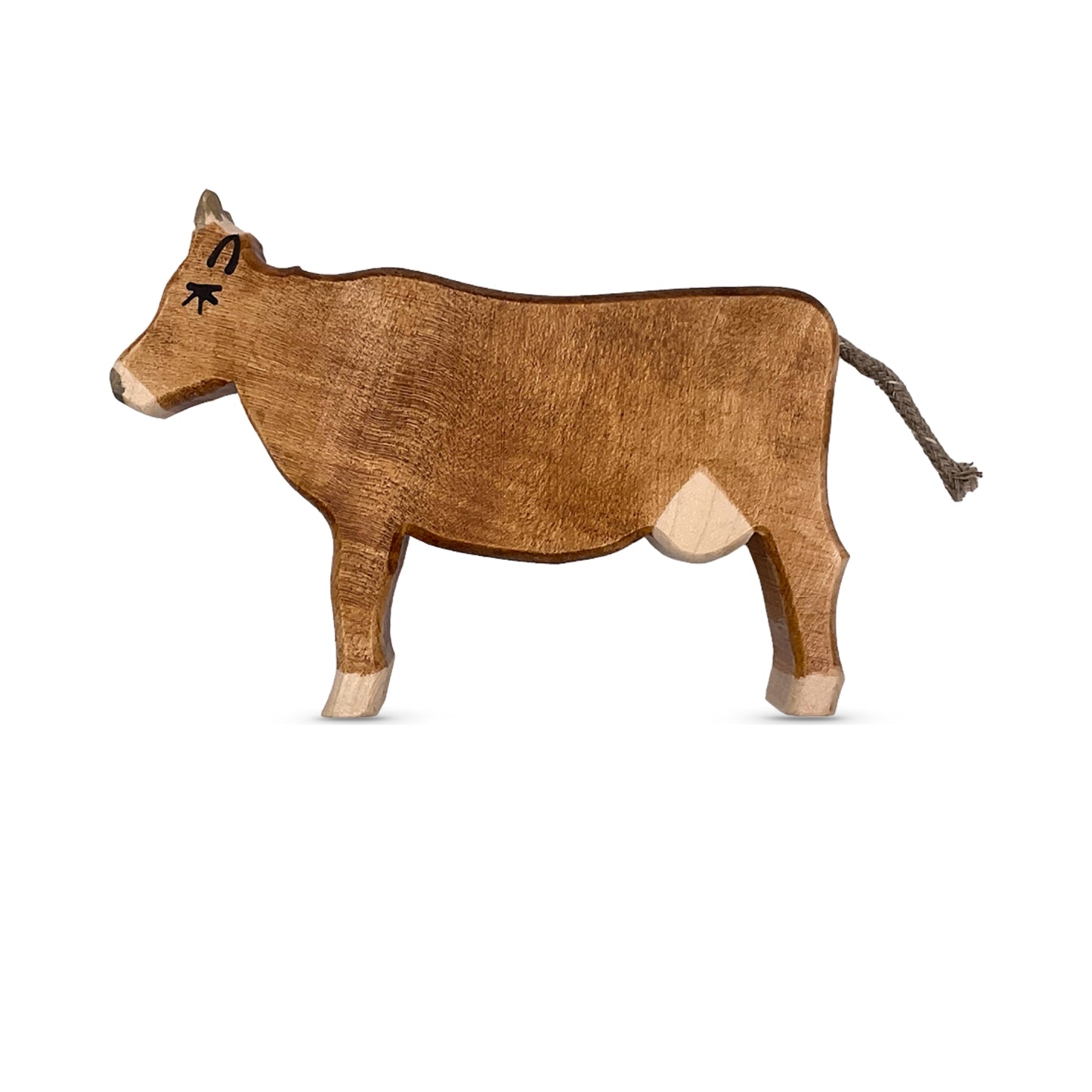 Handgefertigtes Holzspielzeug Kuh Braunvieh von Allgäuer Holztiere, braun und grau bemalt mit pflanzlichen Farben, stehend auf weißem Hintergrund, aus bayerischem Ahornholz gefertigt, nachhaltig produziert im Allgäu und für Kinder ab 3 Jahren geeignet.