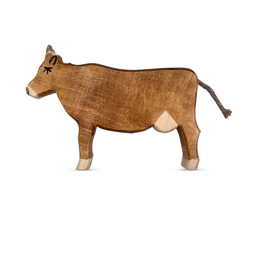 Handgefertigtes Holzspielzeug Kuh Braunvieh von Allgäuer Holztiere, braun und grau bemalt mit pflanzlichen Farben, stehend auf weißem Hintergrund, aus bayerischem Ahornholz gefertigt, nachhaltig produziert im Allgäu und für Kinder ab 3 Jahren geeignet.