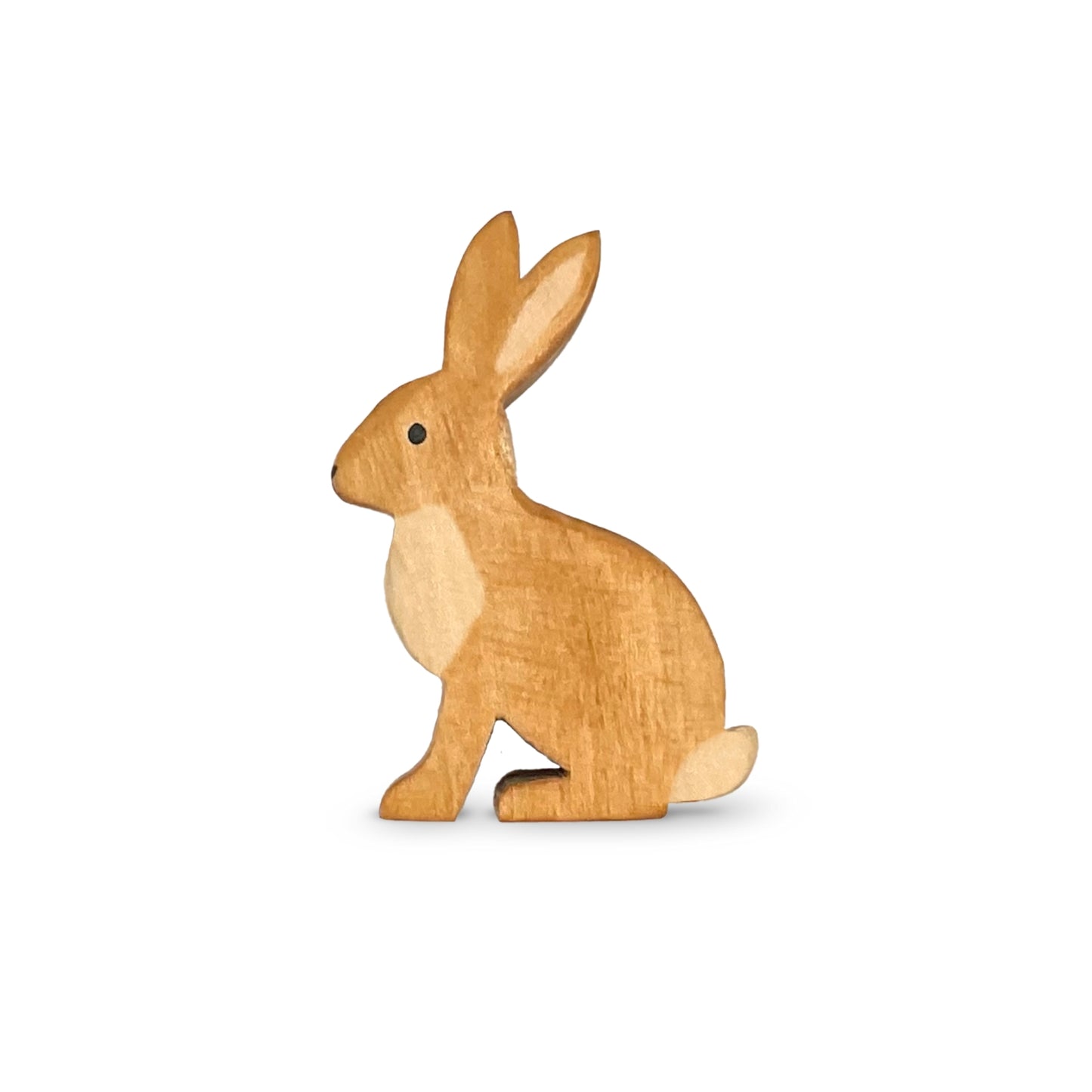 Handgefertigtes Holzspielzeug Feldhase Häsin von Allgäuer Holztiere, braun bemalt mit pflanzlichen Farben, sitzend auf weißem Hintergrund, aus bayerischem Ahornholz gefertigt, nachhaltig produziert im Allgäu und für Kinder ab 3 Jahren geeignet.