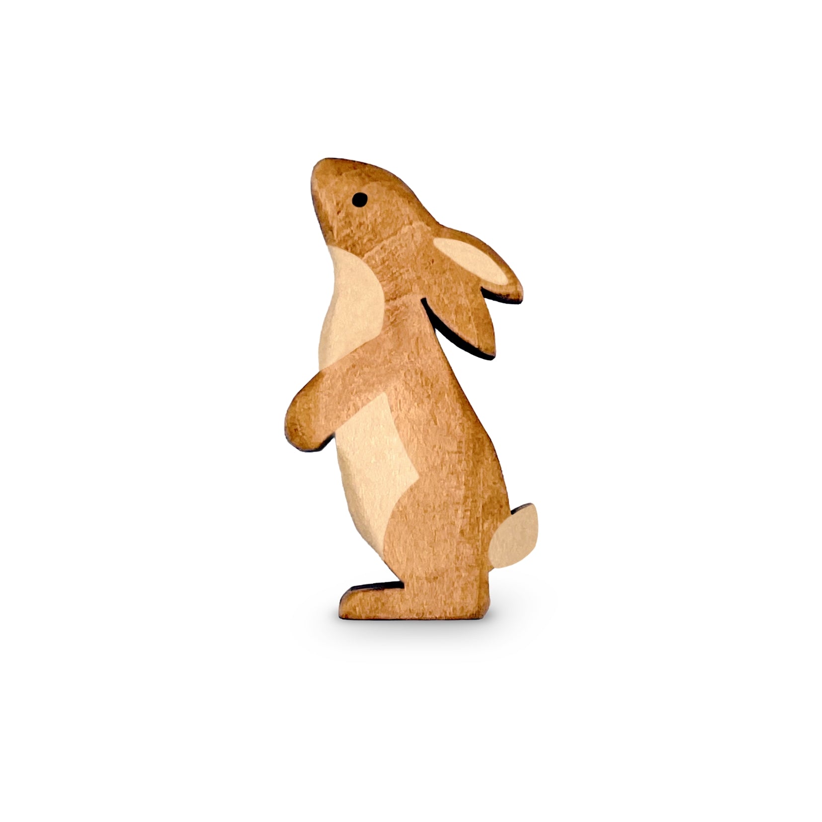 Handgefertigtes Holzspielzeug Feldhase Rammler Männchen stehend von Allgäuer Holztiere, auf weißem Hintergrund, aus bayerischem Ahornholz gefertigt, mit pflanzlichen Farben braun und schwarz bemalt, nachhaltig im Allgäu produziert und für Kinder ab 3 Jahren geeignet.