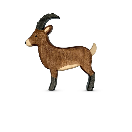 Handgefertigtes Holzspielzeug Steinbock Bock von Allgäuer Holztiere, stehend auf weißem Hintergrund, aus bayerischem Ahornholz gefertigt, braun und schwarz bemalt mit pflanzlichen Farben, nachhaltig produziert im Allgäu und für Kinder ab 3 Jahren geeignet.