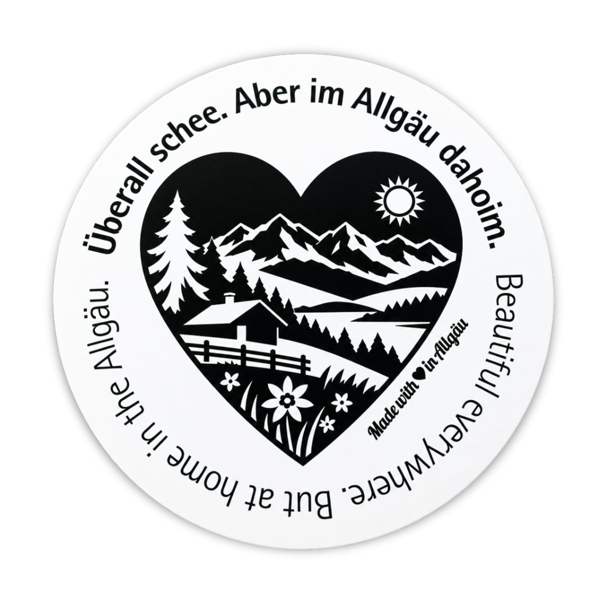 Runder Allgäu-Aufkleber „Überall schee. Aber im Allgäu dahoim.“ mit schwarz-weißem Herzmotiv, Bergpanorama, Tannen, Alpe und Blumenwiese. Ein Heimat-Sticker als Allgäu-Souvenir, Urlaubserinnerung und für liebe Grüße aus der Ferne.