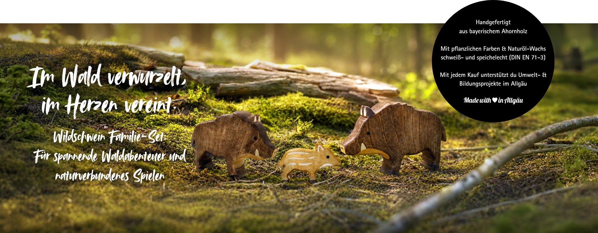 Jetzt entdecken: handgefertigtes Holzspielzeug Wildschwein Familie-Set von Allgäuer Holztiere. Wildschwein-Bache, Frischling und Keiler aus bayerischem Ahornholz stehen auf moosigem Waldboden im Wald. Mit pflanzlichen Farben bemalt, mit Naturöl-Wachs geschützt, nachhaltig produziert im Allgäu, Made with Love in Allgäu.